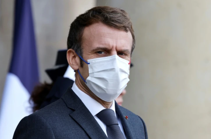 Le président Emmanuel Macron sur le perron de l'Elysée, le 10 décembre 2021 à Paris