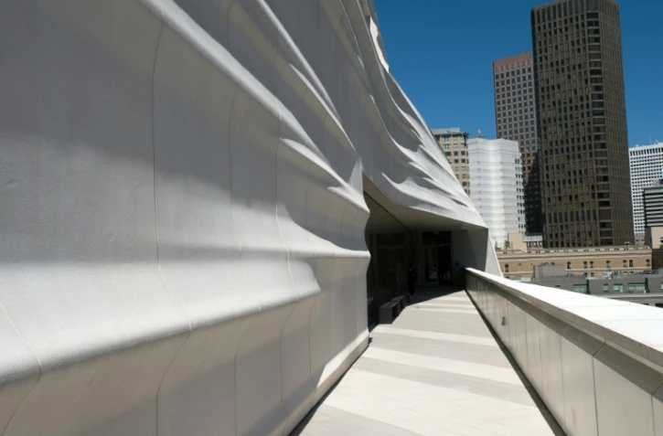 Vue extérieure du San Francisco Museum of Modern Art (SFMOMA) le 28 avril 2016 à San Francisco