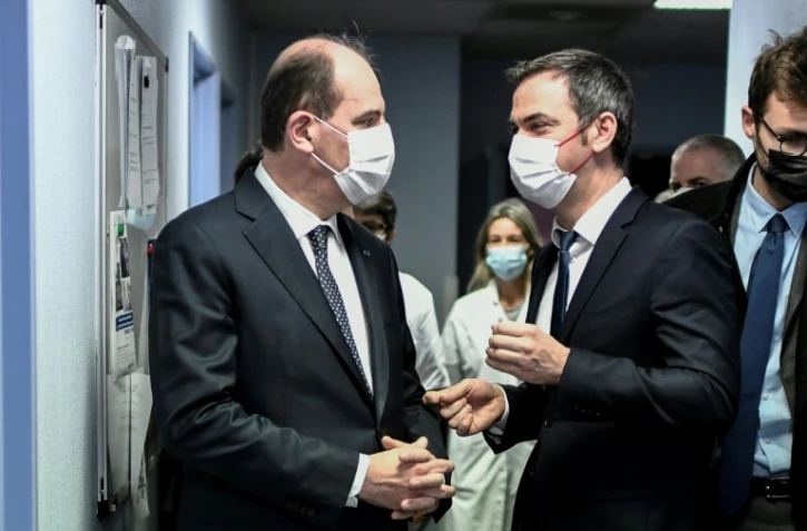 Le Premier ministre Jean Castex et le ministre de la Santé Olivier Véran le 28 décembre 2021 au Centre hospitalier intercommunal de Créteil