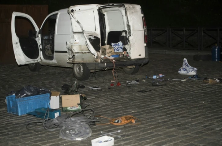 Un véhicule endommagé après l'explosion d'une charge par un robot téléguidé, Bruxelles le 2 mars 2017