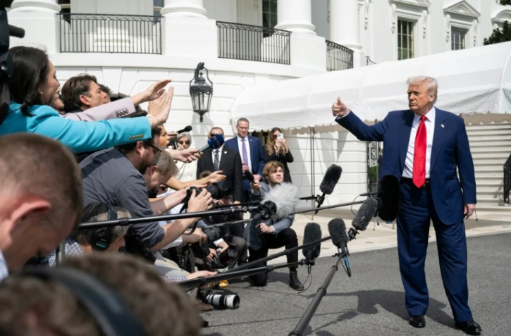 Le président américain Donald Trump s'adresse à la presse sur la pelouse sud de la Maison Blanche, le 3 avril 2025 à Washington