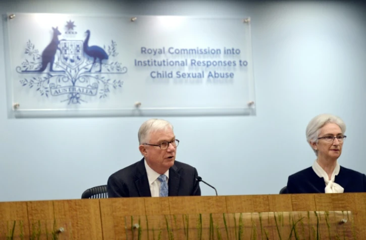 Peter McClellan (g) et Jennifer Coates, membre de la Commission d'enquête royale sur les réponses institutionnelles aux crimes pédophiles, le 14 décembre 2017 à Sydney