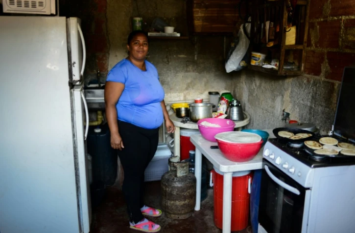 Gabriela Vega prépare dans sa cuisine un repas pour la cantine solidaire qu'elle dirige dans la favela La Vega, le 28 février 2018 à Caracas, au Venezuela