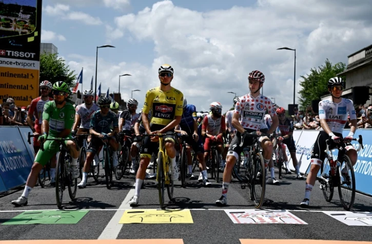 Les porteurs des maillots du Tour de France avant de s'élancer pour la 6e étape depuis Tours vers Châteauroux, le 1er juillet 2021 