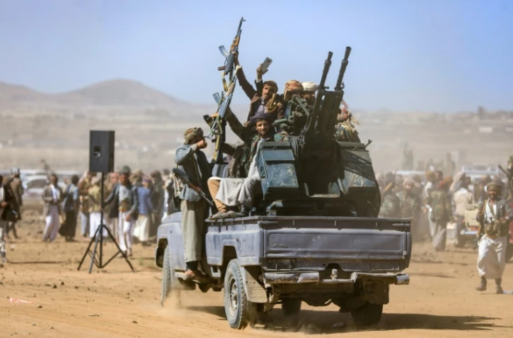 Des yéménites armés participent à une manifestation dénonçant les frappes israéliennes et en solidarité avec la Palestine, près de Sanaa, au Yémen, le 23 décembre 2024