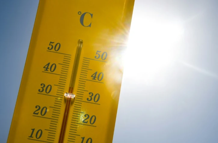 Un thermomètre indique une température de 35° à Rennes, lors d'un épisode de canicule, le 27 juin 2019 dans l'ouest de la France