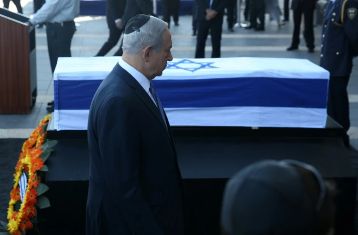 Le Premier ministre israélien Benjamin Netanyahu devant le cercueil de Shimon Peres le 29 septembre 2016 à Jérusalem