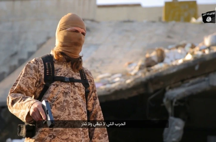 Photo extraite d'une vidéo diffusée par le groupe EI dans la province irakienne de Ninive le 30 janvier 2016, montrant un jihadiste parlant français