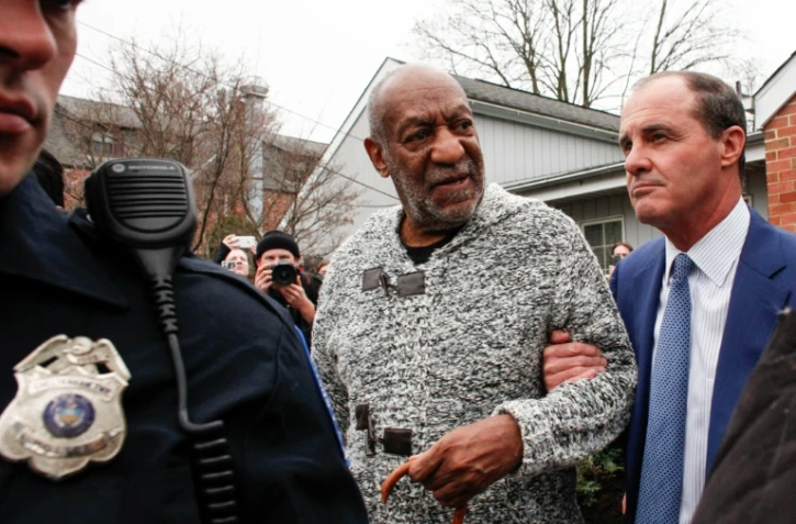 L'acteur américain Bill Cosby, inculpé d'agression sexuelle, quitte le tribunal de Elkins Park, en Pennsylvanie, le 30 décembre 2015