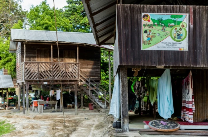 Le village de Twenke sur les rives de la rivière Saint-Laurent du Maroni en Guyane le 11 juin 2019