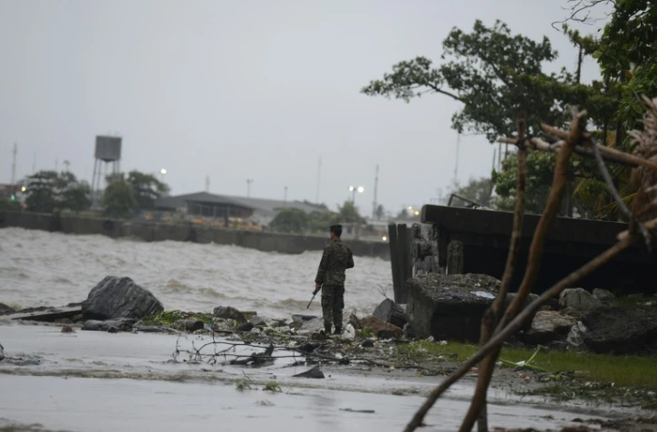 Un soldat le 3 août 2016 sur le rivage de Puerto Cortes au Honduras avant le passage de l'ouragan Earl