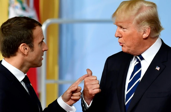 Emmanuel Macron et Donald Trump parlent après la photo de groupe au G20 de Hambourg le 7 juillet 2017