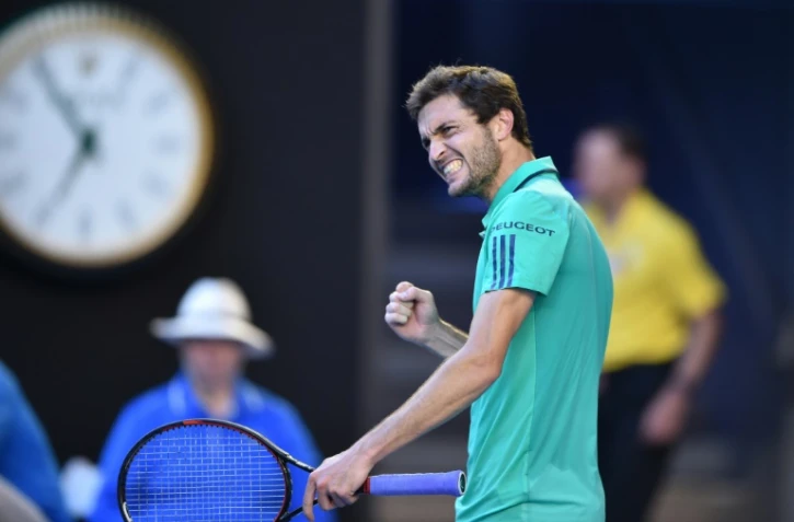 Le Français Gilles Simon face au Serbe Novak Djokovic en 8e de fnale de l'Open d'Australie, le 24 janvier 2016 à Melbourne
