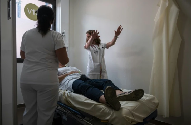 Une patiente souffrant de la canicule est examinée à l'hôpital Purpan de Toulouse le 23 juin 2026
