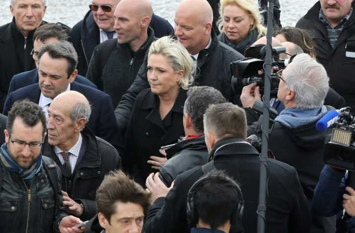 Marine Le Pen suivie de son garde du corps Thierry Légier   le 13 février 2017 à Menton