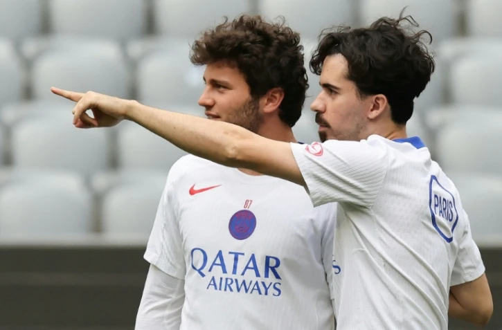 Les milieux portugais du Paris SG Joao Neves (à gauche) et Vitinha, le 5 mai 2026 à Munich
