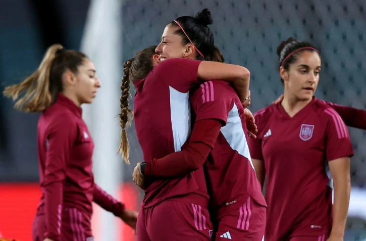 La footballeuse epagnole Jennifer Hermoso (C) prend dans ses bras une coéuipière lors d'un entraînement au Stadium Australia à Sydney le 19 aout 2023 à la veille de finale du Mondial féminin 