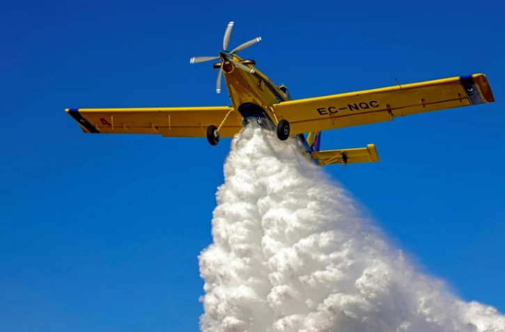 Un Canadair espagnol largue de l'eau sur un incendie dans la région des Troodos, à Chypre, le 4 juillet 2021