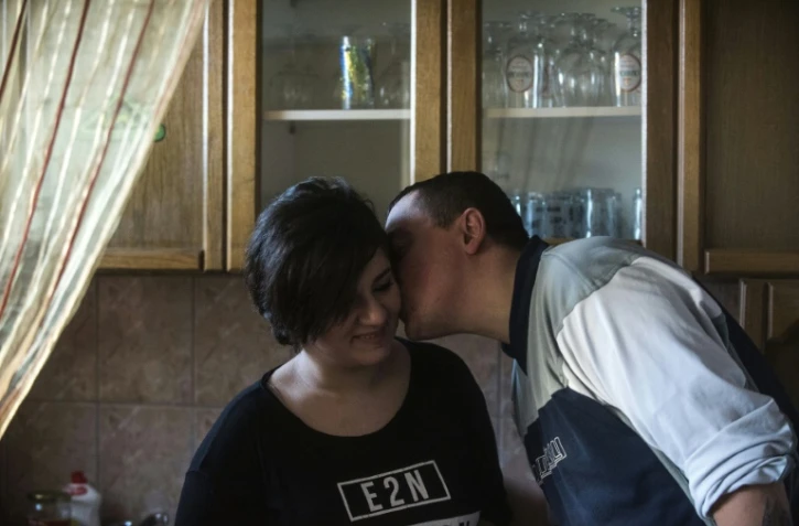 Noora Arkavazi et son mari
Bobi Dodevski le 21 décembre 2016 à leur domicile de Kumanovo en Macédoine