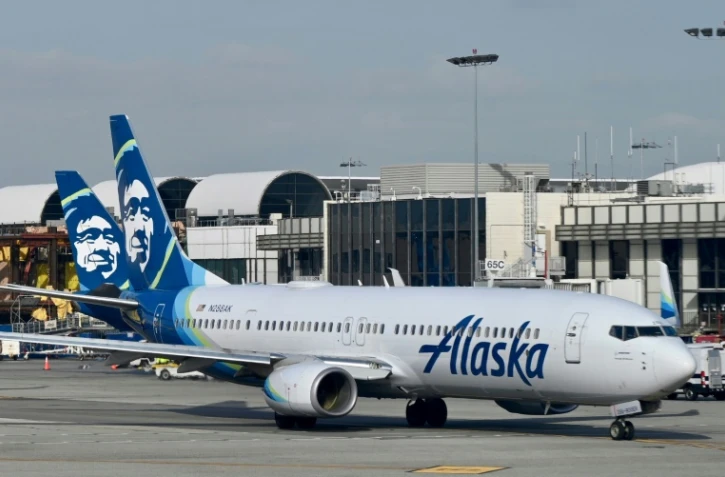 Un avion de la compagnie aérienne américaine Alaska Airlines sur le tarmac de l'aéroport international de Los Angeles, le 11 janvier 2023 en Californie