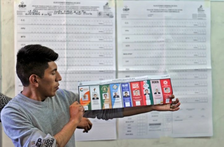 Un homme participe au dépouillement pour l'élection présidentielle en Bolivie, le 20 octobre 2019 à La Paz