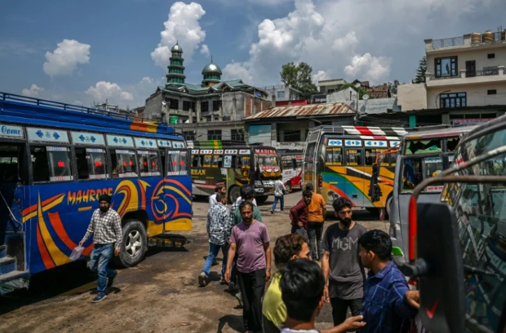 Des habitants à la gare routière de Poonch, où le calme est revenu après le cessez-le-feu avec le Pakistan, le 11 mai 2025 en Inde
