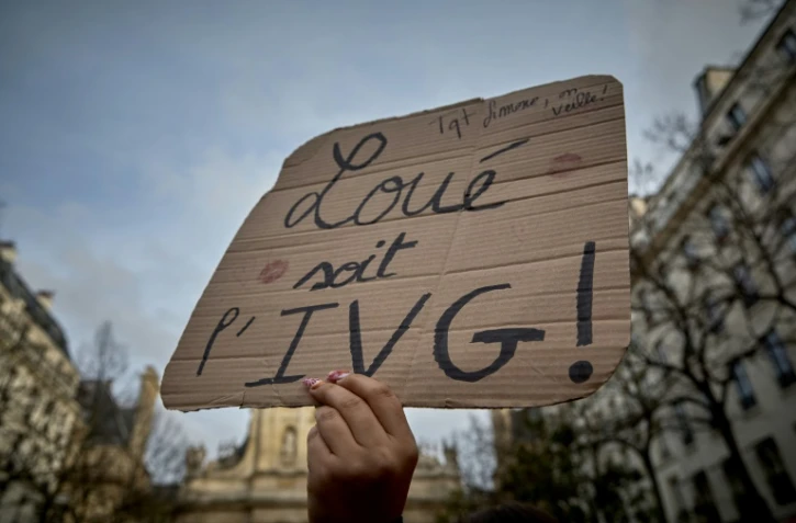 Manifestation pro-constitutionnalisation de l'IVG devant le Sénat le 28 février 2024 à Paris