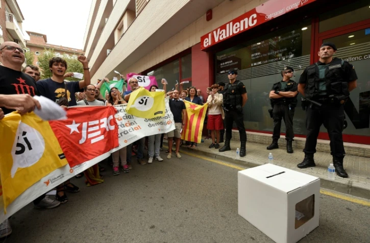 Manifestation des partisans de l'indépendance de la Catalogne contre des perquisitions policières dans le siège du journal "El Vallenc" à Valls, en Espagne, le 9 septembre 2017