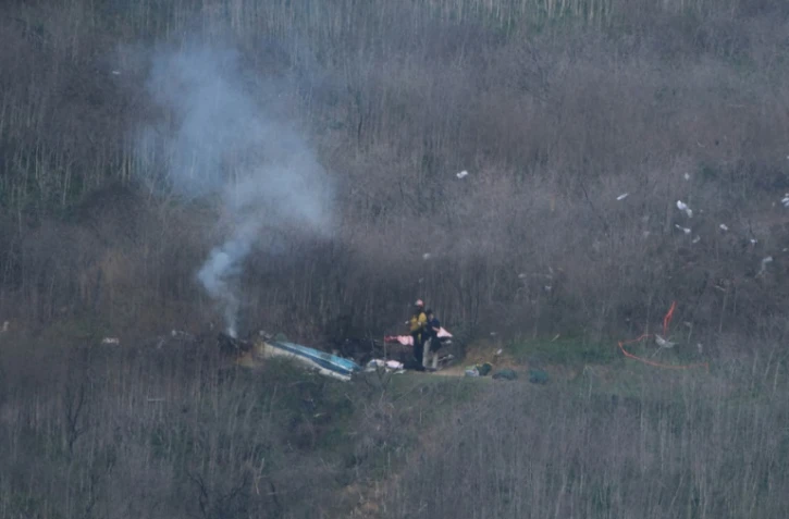 Les services de secours du comté de Los Angeles examinent la scène du crash de l'hélicoptère de Kobe Bryant à Calabasas, le 26 janvier 2020