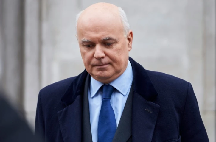 L'ancien ministre britannique du Travail Iain Duncan quitte les bureaux de la BBC à Londres, le 20 mars 2016 après sa première interview depuis sa démission le 18 mars 2016