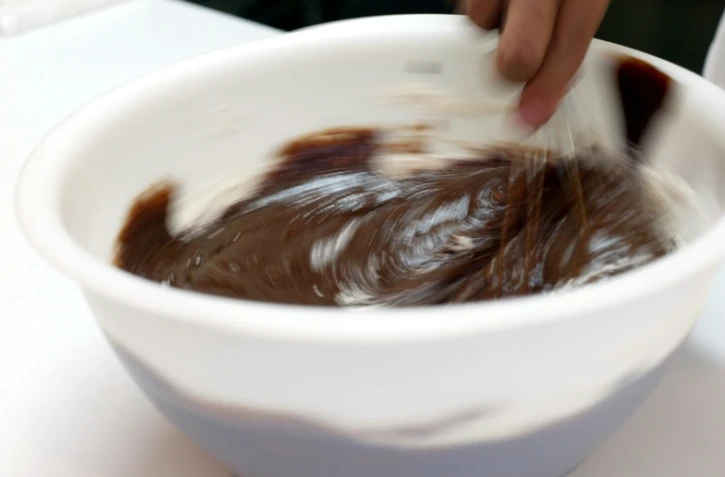 De la tablette industrielle aux créations pâtissières les plus sophistiquées, sur les mousses au chocolat des tables renommées comme chez les adolescents au palais façonné par les réseaux sociaux, l'alliance de la fleur de sel et du chocolat est un phénomène gustatif qui questionne