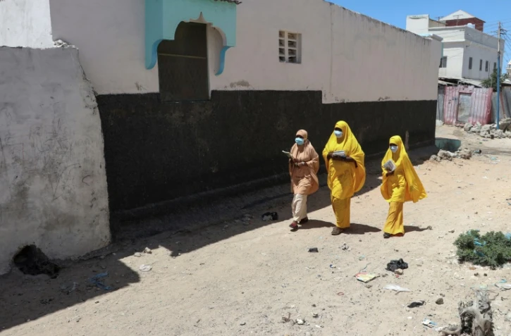 Des jeunes filles dans les rues de Mogadiscio, le 19 mars 2020