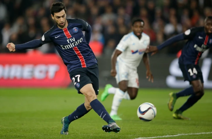 Le milieu du PSG Javier Pastore frappe le ballon face à l'Olympique de Marseille, le 4 octobre 2015 au Parc des Princes
