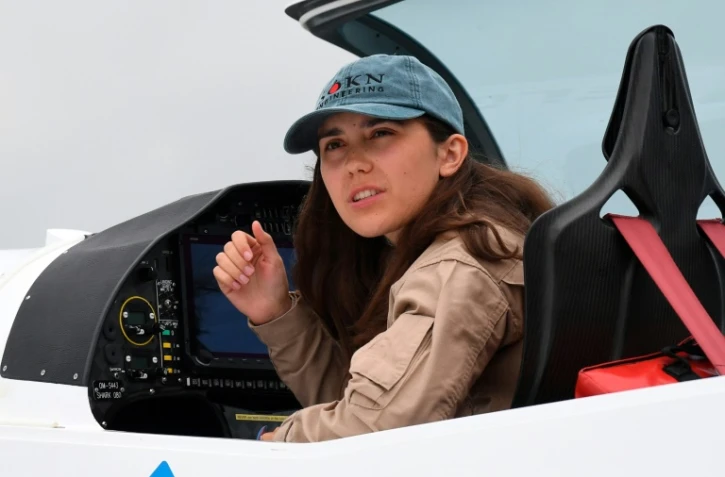 La pilote Zara Rutherford dans son avion biplace avant le décollage pour un tour du monde à travers 52 pays et cinq continents, le 18 août 2021 à Wevelgem, en Belgique
