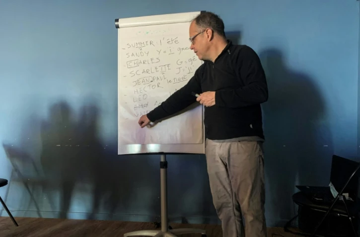 Vincent Lamarié, l'un des rapatriés de Wuhan, dispense les bases de français à d'autres rapatriés confinés au centre de vacances de Carry-le-Rouet, le 5 février 2020