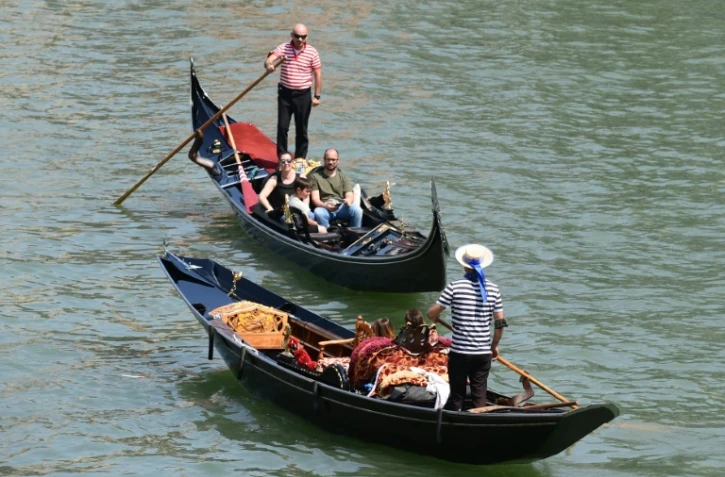 Touristes sur le Grand Canal Ă Venise, le 5 juin 2021