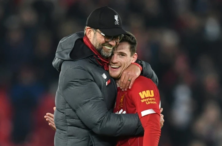 L'entraîneur de Liverpool Jürgen Klopp fête le succès contre Wolverhampton avec le défenseur Andrew Robertson, le 29 décembre 2019 à Anfield