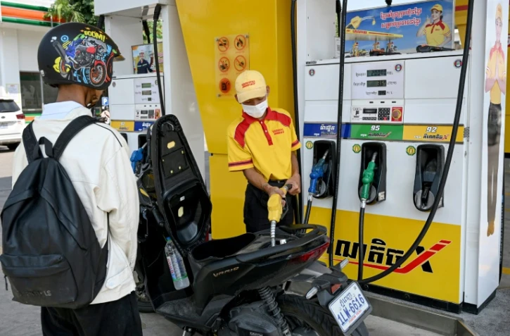 Un pompiste au travail dans une station-service de Phnom Penh, au Cambodge, le 1er avril 2026