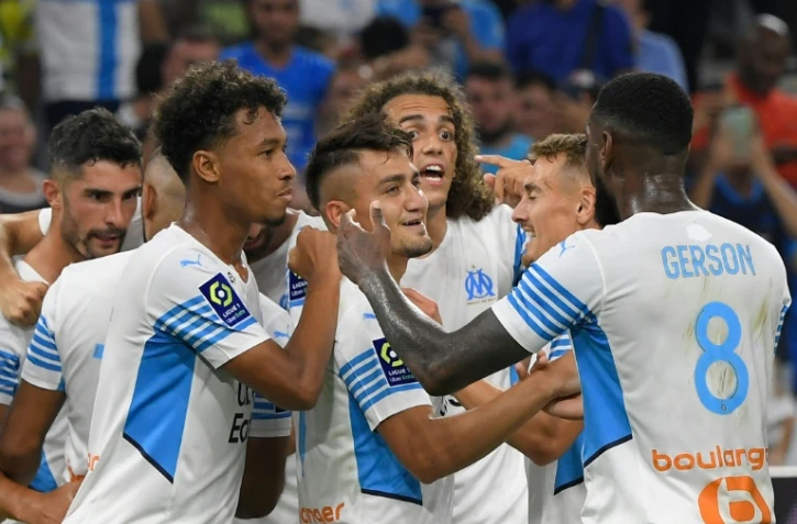 La joie des joueurs de Marseille après le but de leur attaquant turc Cengiz Ünder (c) contre Saint-Etienne, le 28 août 2021 à Marseille