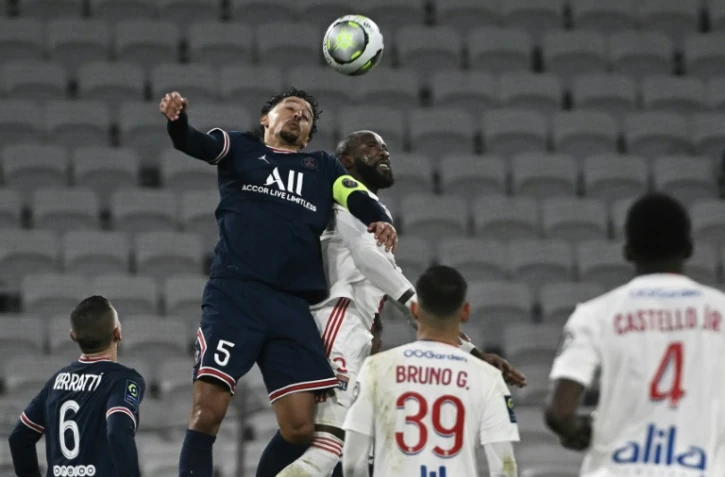 Le capitaine parisien Marquinhos et l'attaquant de l'OL Moussa Dembélé au duel lors du match nul entre les deux équipes à Décines, le 9 janvier 2022