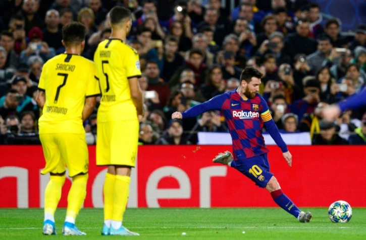 La star du Barça Lionel Messi (d) encore impressionnant face à Dortmund en Ligue des champions, le 27 novembre 2019 au Camp Nou de Barcelone