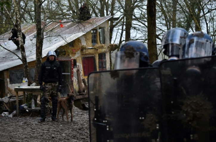 Des gendarmes essaient d'évacuer des zadistes du toit d'un squat à Notre-Dame-des-Landes, mardi 10 avril 2018