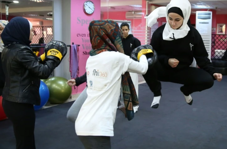 Des Jordaniennes pratiquent des exercices d'auto-défense lors d'un cours à Amman, le 15 février 2016