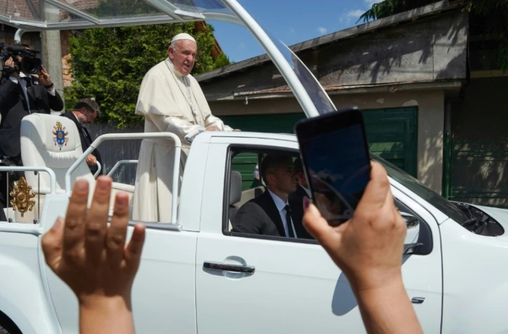 Le pape François vient à la rencontre de membres de la communauté rom de Barbu Lautaru à Blaj dans le centre de la Roumanie, le 2 juin 2019