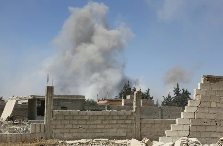 De la fumée s'échappe de Douma (Ghouta orientale) près de Damas, le 7 avril 2018