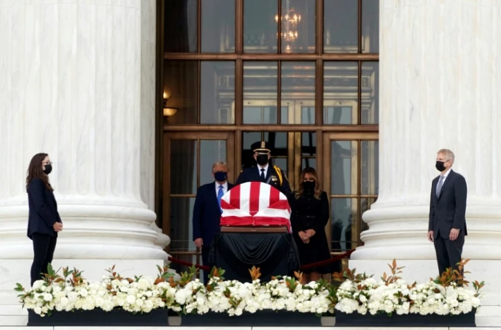 Le président américain Donald Trump et sa femme Melania se recueillent devant le cercueil de la juge progressiste de la Cour suprême Ruth Bader Ginsburg