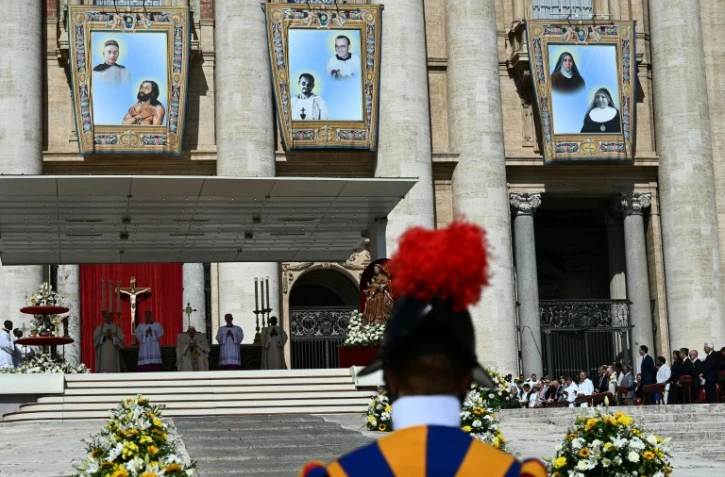 Le pape François préside la messe de canonisation de dix figures de l'Eglise, dont l'ermite du désert Charles de Foucauld, sur la place Saint-Pierre à Rome, le dimanche 15 mai 2022
