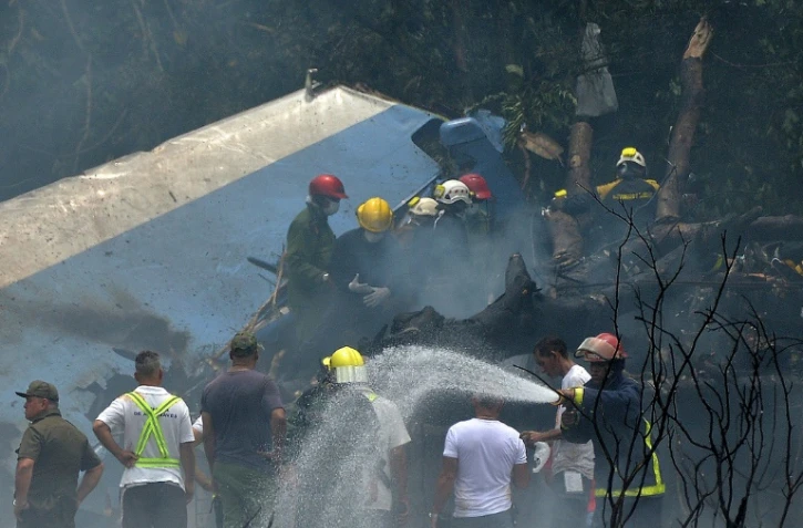 Les secours sur le site du crash de l'avion de la compagnie cubaine Cubana de aviacion peu après son décollage de l'aéroport Jose Marti de La Havane, le 18 mai 2018