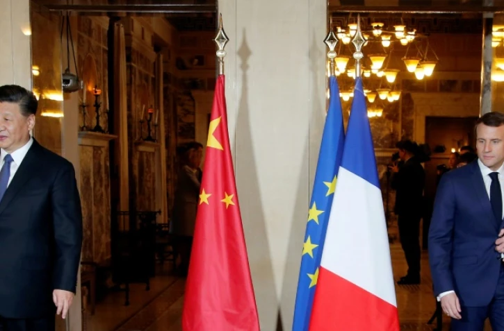 Les présidents français Emmanuel Macron (D) et chinois Xi Jinping (G) le 24 mars 2019 à Beaulieu-sur-Mer, près de Nice (France)