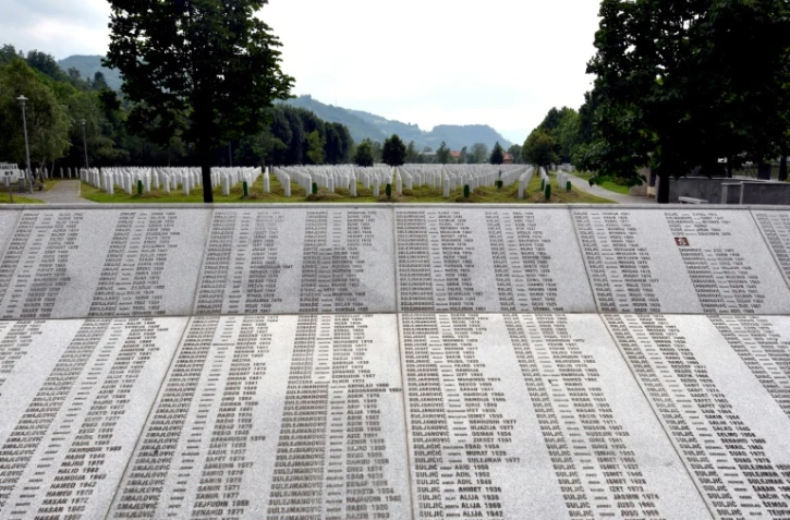 Dans le cimetière mémorial de Potocari, près de Srebrenica, le 9 juillet 2020